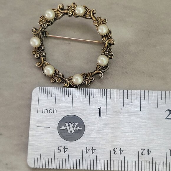 Vintage Floral Wreath Circle Brooch Pin Gold Tone Faux Pearl Flower Jewelry - Picture 9 of 9